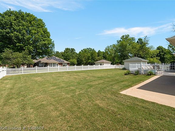 5th image of 1906 Barrington Dr