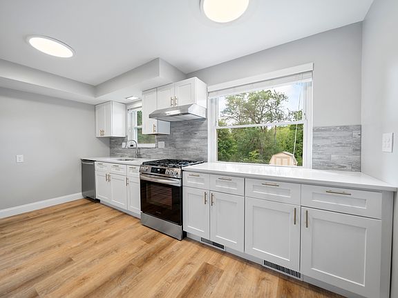 4th image of 3153 Dickinson Ave