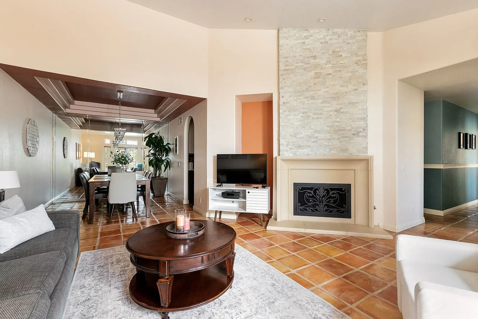 3 bed, 2.0 bath, 1291 sqft, $7,318 — Photo 2
