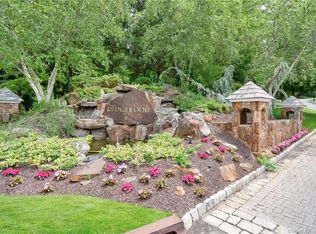 11 Fairview Ln #208, Middlebury, CT 06762