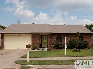 6901 Glenhurst Dr, North Richland Hills, TX 76182