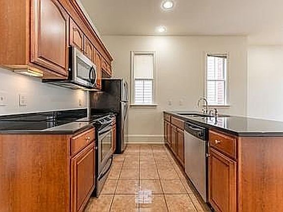 2nd image of 1628 W Cary St