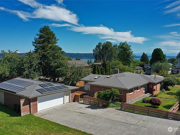 4 BD, 1.75 bath solar paneled home on a large corner lot in Langley>