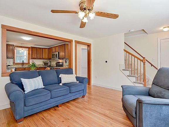 4th image of 577 Nahatan St