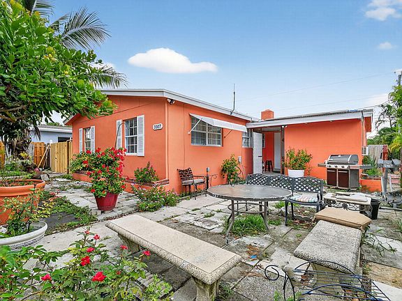 3rd image of 1007 Almeria Road