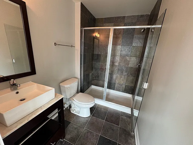 647 W Wayman St — Photo 2