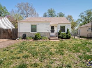 2212 SW Macvicar Ave, Topeka, KS 66611