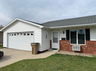 3214 10th St SW, Minot, ND 58701