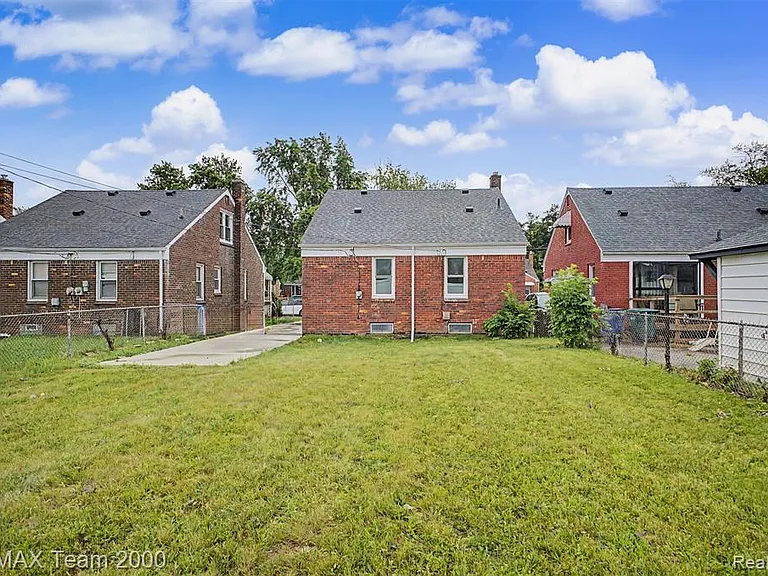 1670 Riverbank St — Photo 31