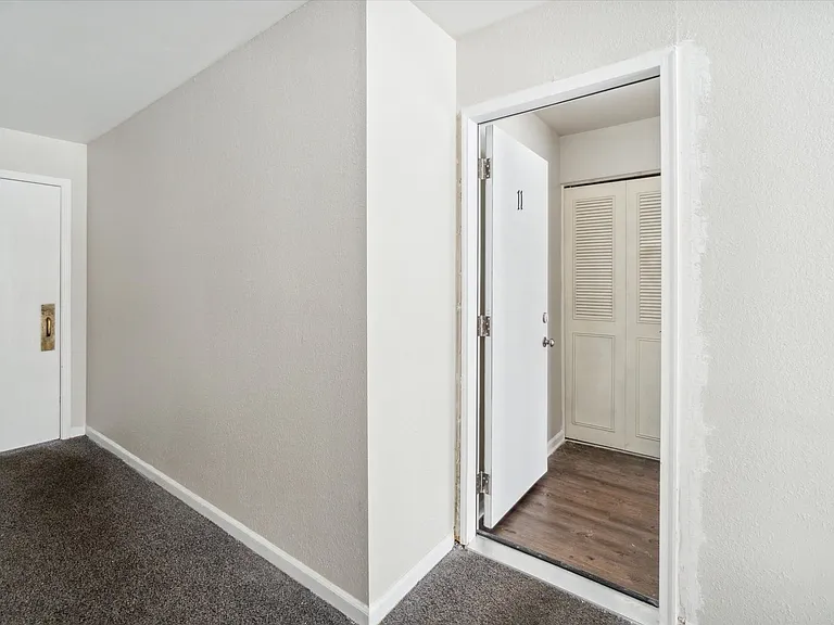 Country Club Park Apartments (320 S. Drake LLC) — Photo 37