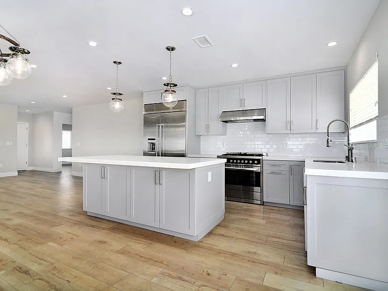 22446 Berdon St — Photo 7
