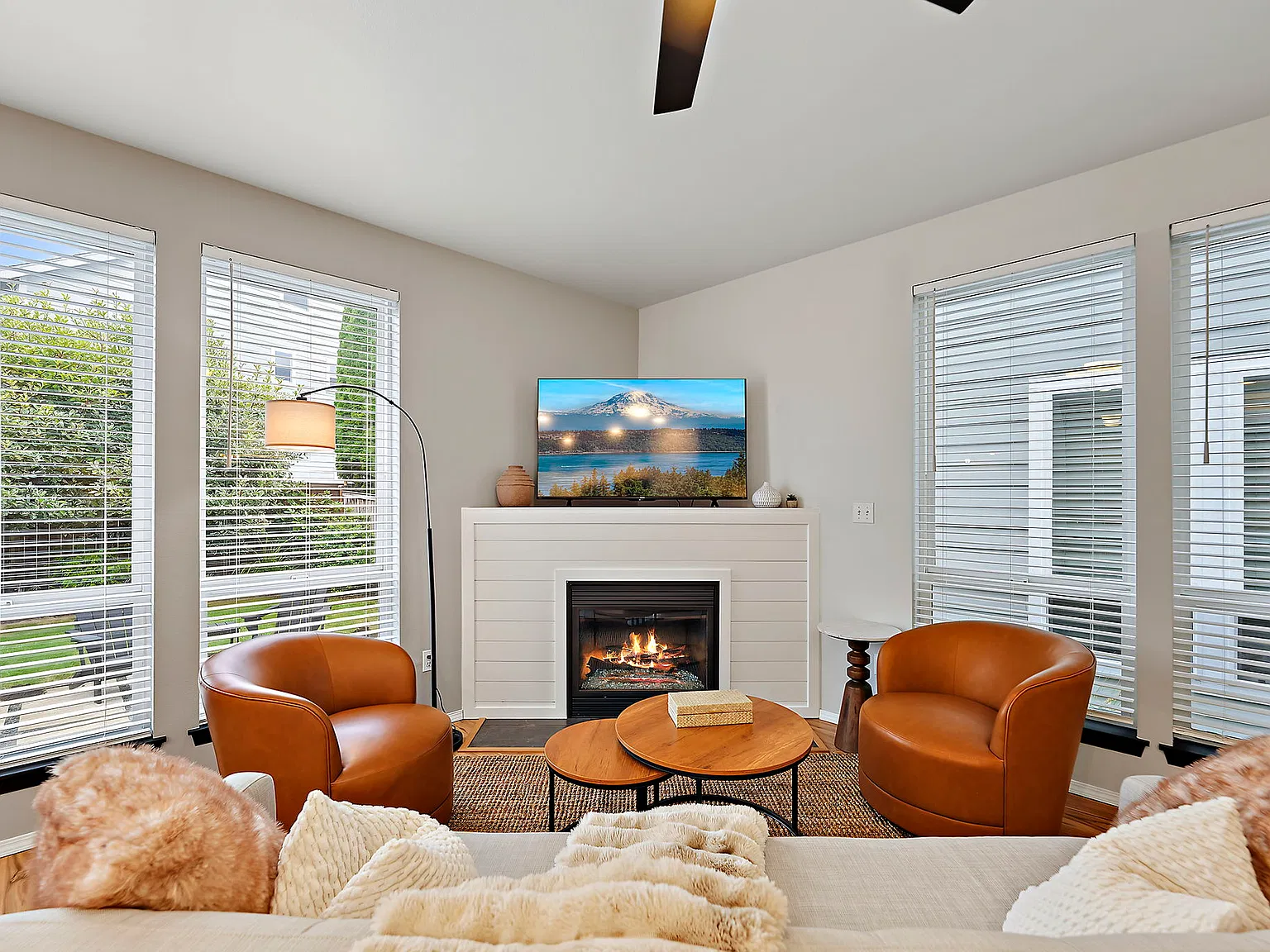 3 bed, 2.5 bath, 2144 sqft, $5,500 — Photo 2