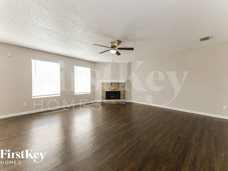 1395 Stewart Dr — Photo 3