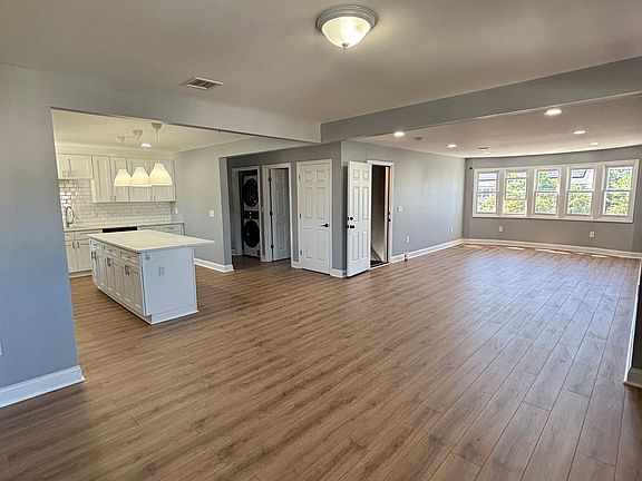 4th image of 865 Dewey St #2