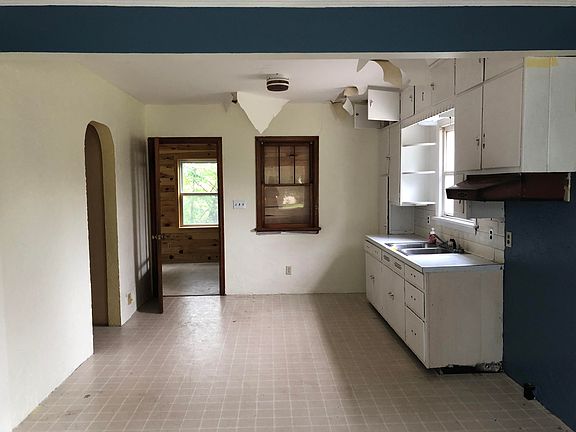 3rd image of 1703 Superior St