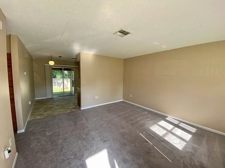 20004 Suncrest Dr — Photo 2