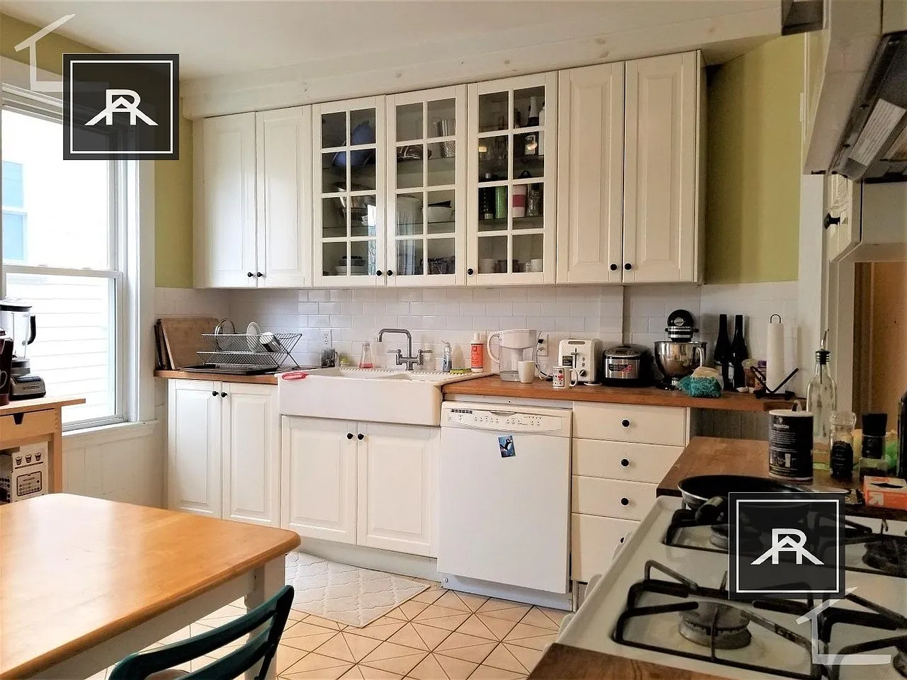 3 bed, 1.0 bath, 1300 sqft, $4,300 — Photo 2