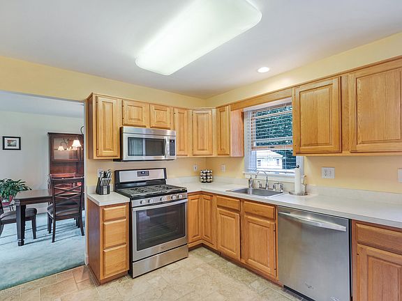 4th image of 40 Mayfair Ct