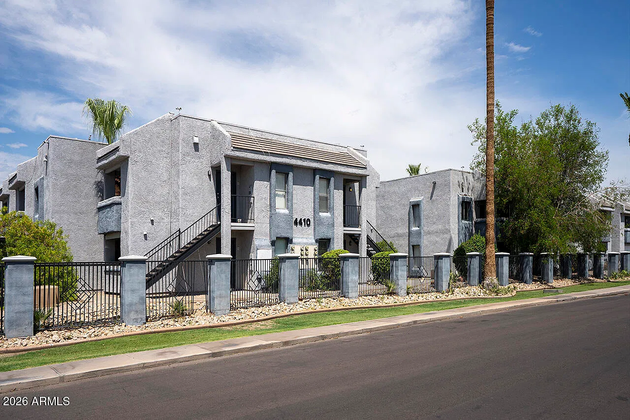 2 bed, 2.0 bath, 860 sqft, $1,200 — Photo 2