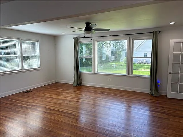 4 bed, 2.0 bath, 2200 sqft, $3,000 — Photo 4