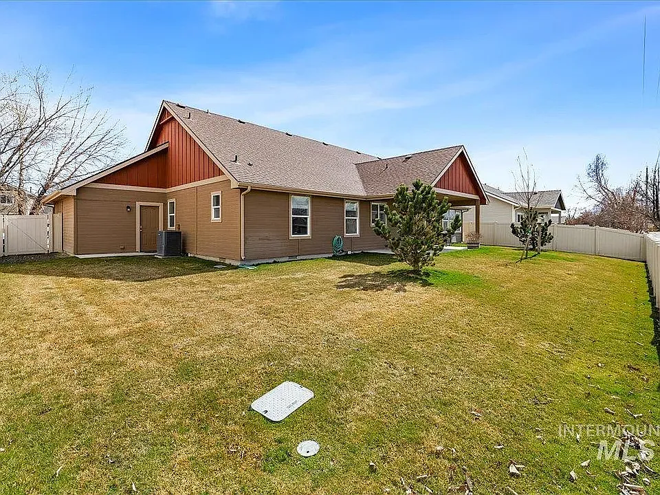 Large backyard - 1065 N Buffalo Way