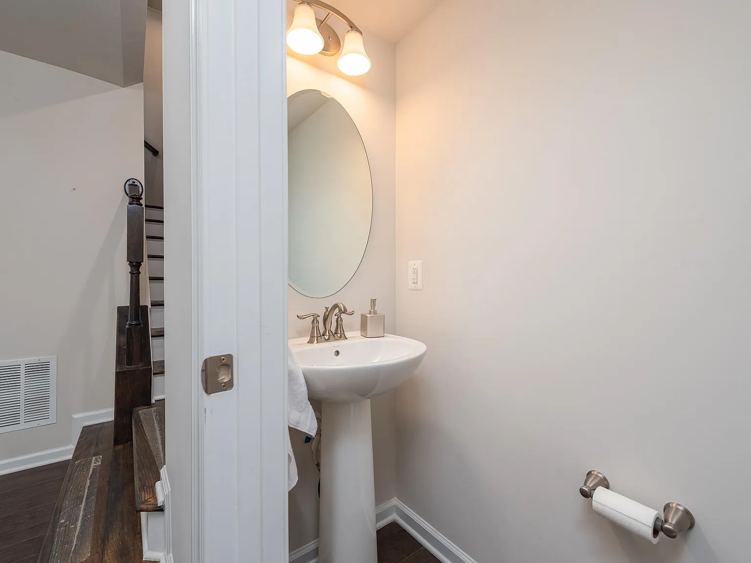 3 bed, 1960 sqft, $3,000 — Photo 3