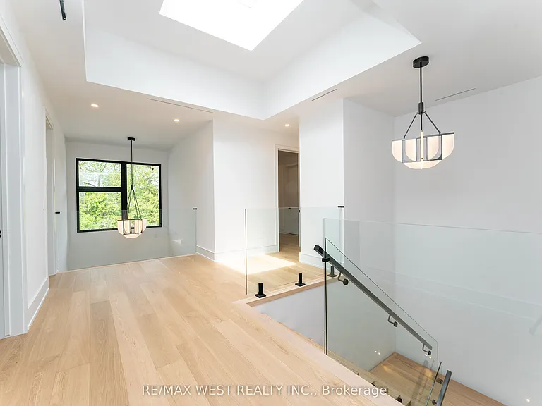 510 Wellington Cres — Photo 20