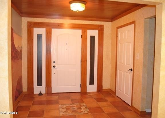 Make an entrance and turn right .