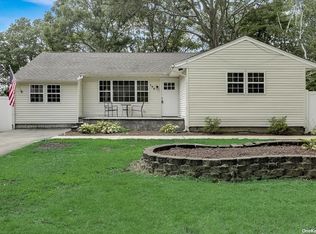 106 Hanrahan Ave, Farmingville, NY 11738