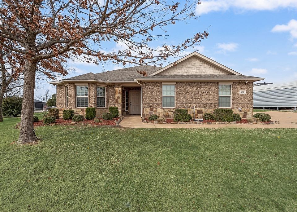 1st image of 932 Cook St