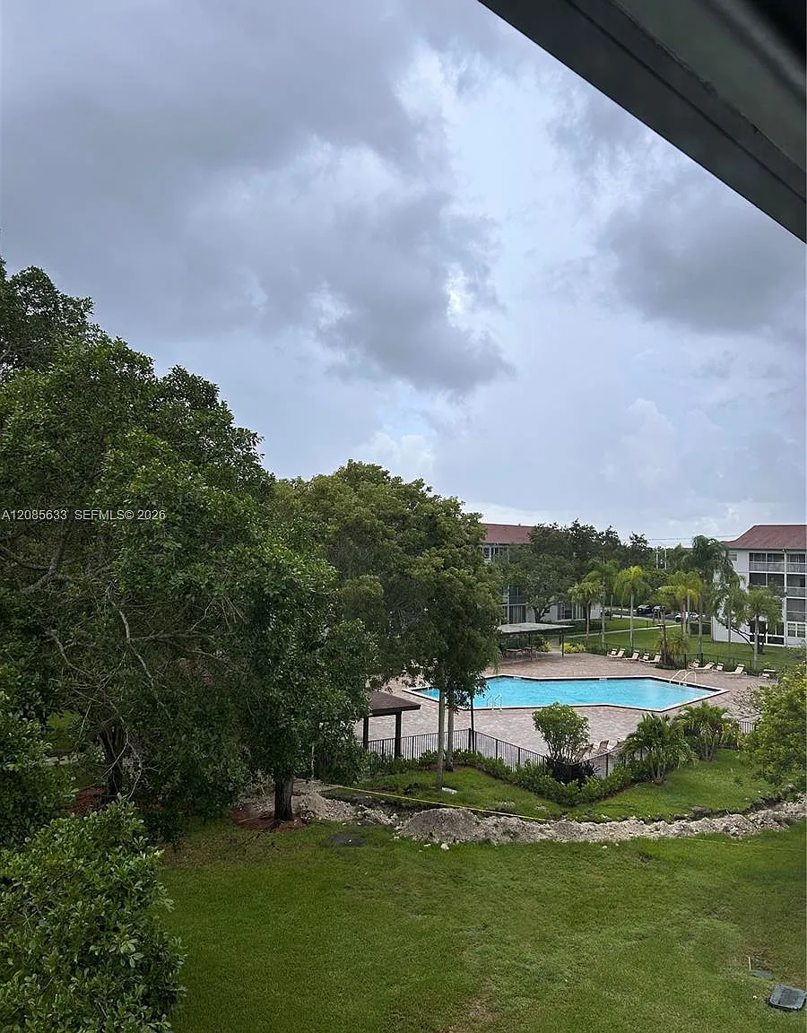 Cambridge At Century Vill — Photo 1