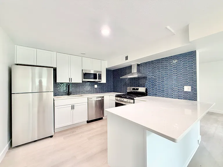 1132 S 33rd St #4 — Photo 2