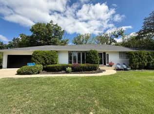 4 Yorkshire Dr, Lincolnshire, IL 60069