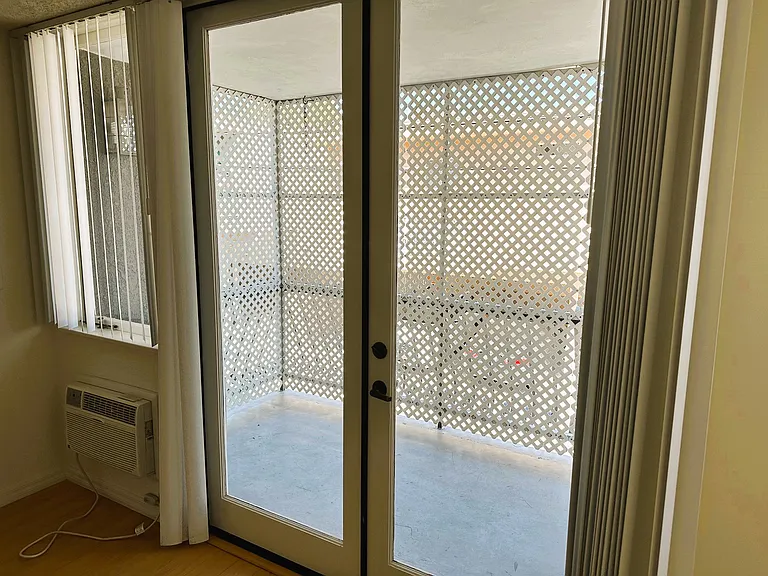 1536 S Saltair Ave #104 — Photo 7