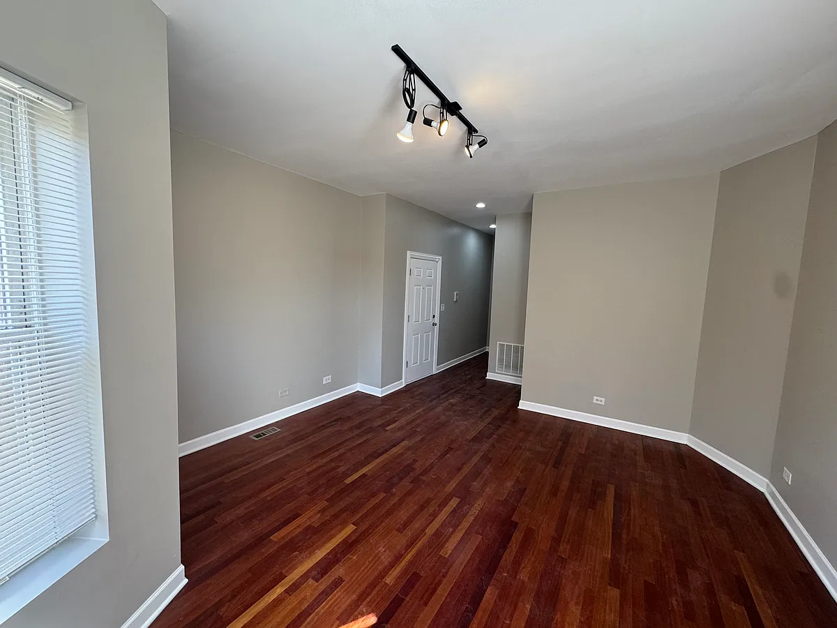 Building Photo - 5739 S Calumet Ave #1S