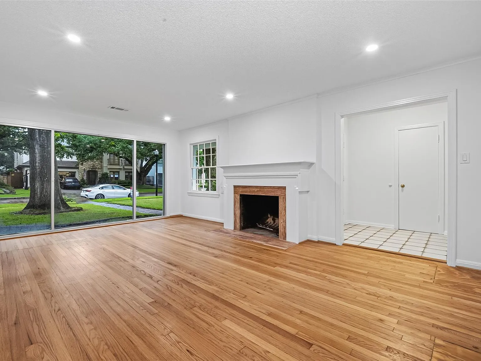 3 bed, 2.0 bath, 1761 sqft, $3,700 — Photo 2
