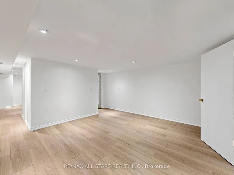 68 Macpherson Ave — Photo 41