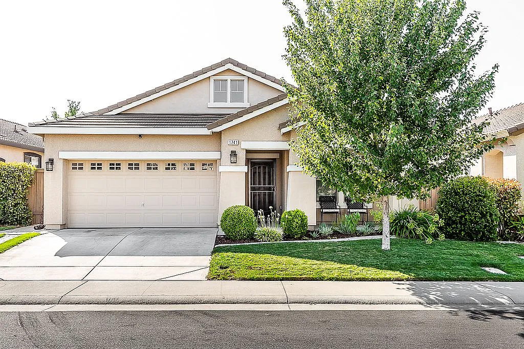 1741 Adrienne Dr photo 1