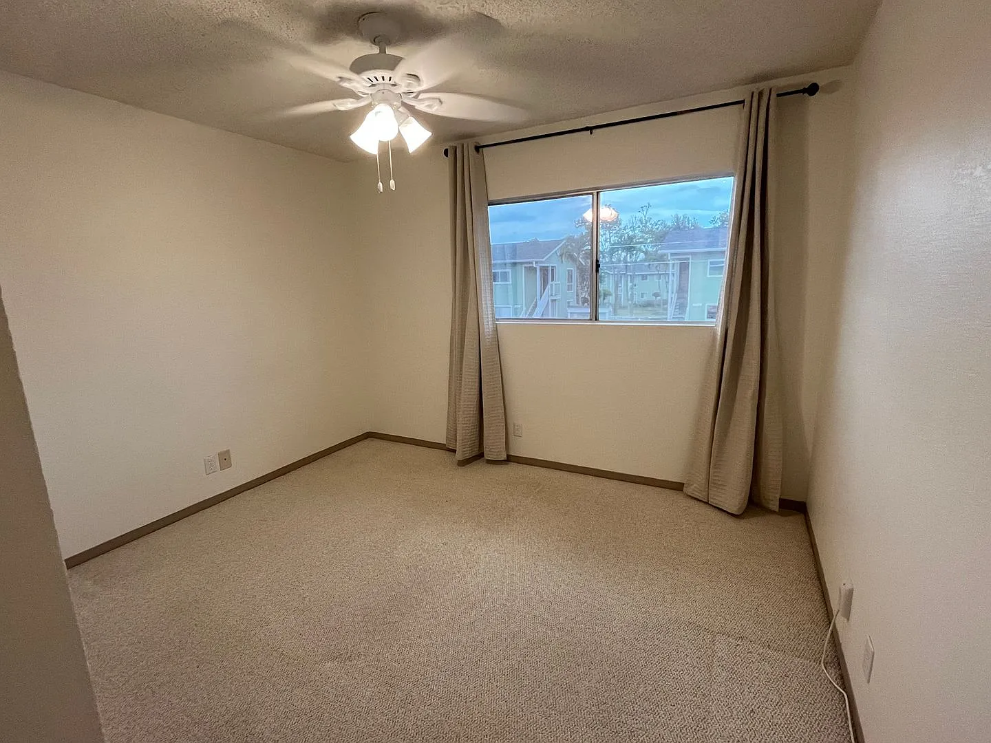 $2500, Mililani (Mililani Parkway) - Great Location - 2br/1ba/2pkg With A/C — Photo 4
