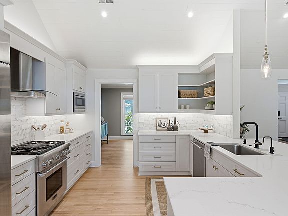 3rd image of 929 Trowman Ln