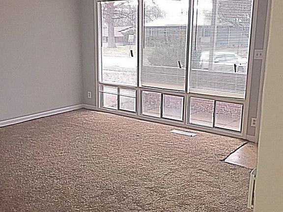 3rd image of 2201 Edgelea Dr
