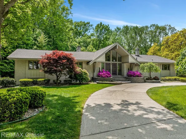 21301 Woodhill Dr, Northville, MI 48167