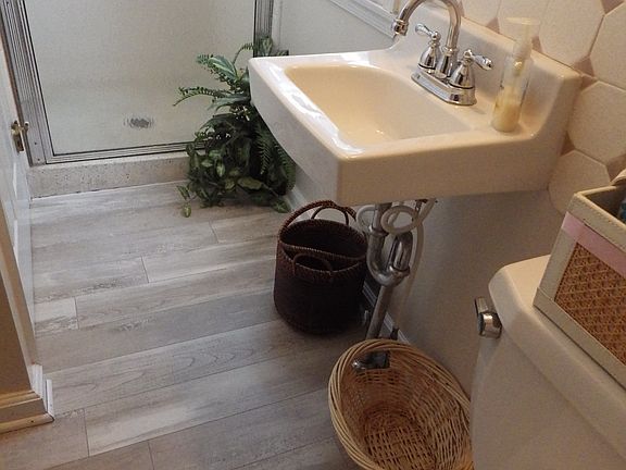 1st Floor Full Bathroom