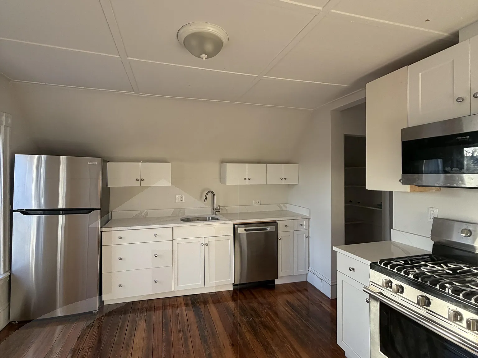 2 bed, 9999 sqft, $3,000 — Photo 3