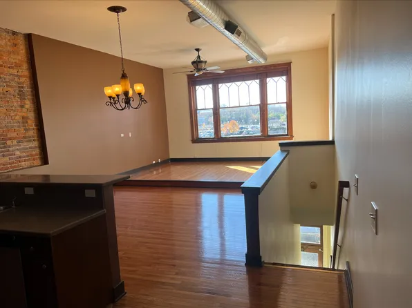 26 E Downer Pl #B, Aurora, IL 60505