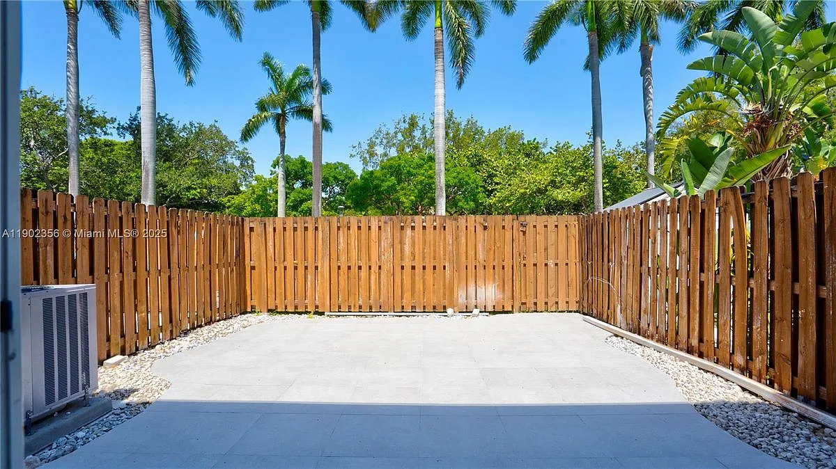 Building Photo - 933 NE 24th Ave #TOWNHOUSE