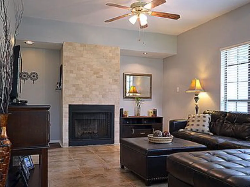 6100 Woodlake Pkwy #401