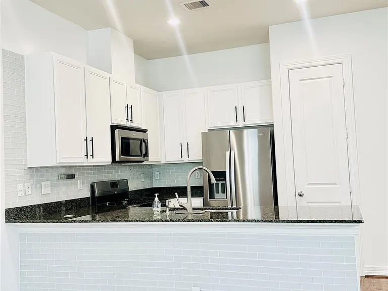 3846 Center St — Photo 1
