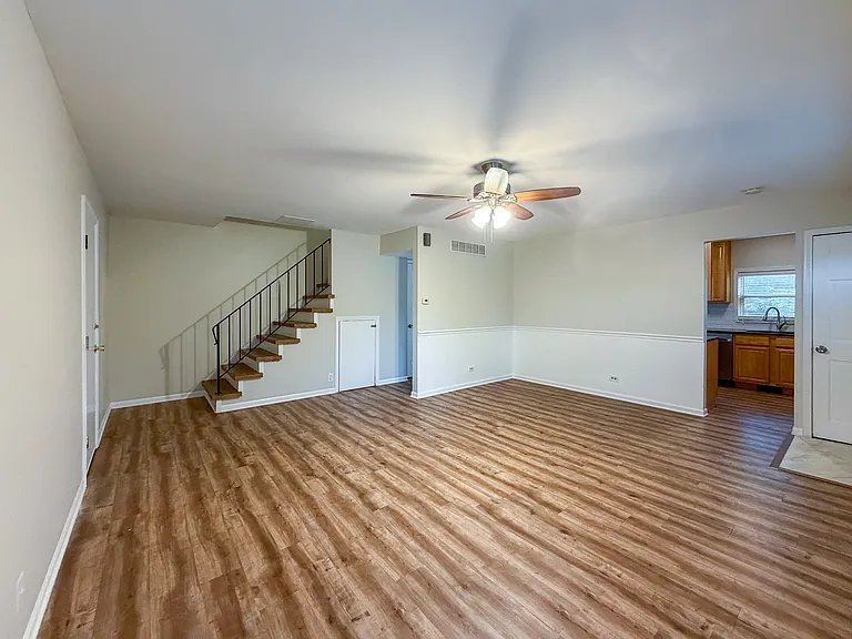 2436 Devonshire Ct — Photo 3