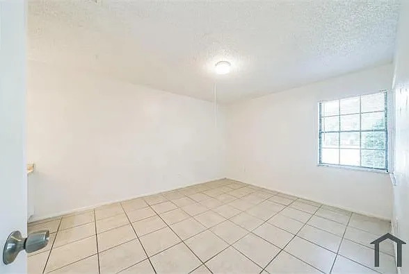 3 bed, 1050 sqft, $1,950 — Photo 2